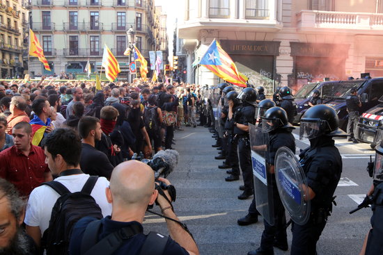 Catalan police try to keep pro-independece groups away from Spanish police unions march (by ACN)
